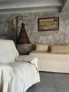 1 dormitorio con 2 camas y un cuadro en la pared en Les lauriers rouge, en Peyriac-de-Mer
