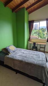 Cama o camas de una habitación en Semidouble Room at Medellín's Best Location