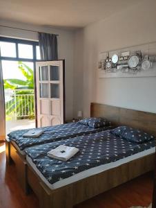 1 dormitorio con 1 cama con edredón azul en Panoráma apartman, en Pécs