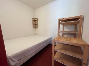 Habitación pequeña con 2 camas y escalera. en Appartement Enchastrayes, 2 pièces, 6 personnes - FR-1-165A-26 en Enchastrayes