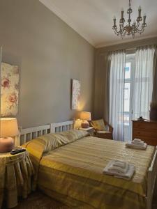 Schlafzimmer mit einem Bett und einem Kronleuchter in der Unterkunft Dolce Farinella in Putignano