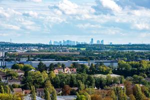 uitzicht op een stad met een skyline van de stad bij Le Green des Impressionnistes in Ennery