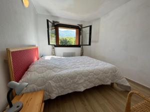 Un dormitorio con una cama grande y una ventana en Appartement Enchastrayes, 2 pièces, 9 personnes - FR-1-165A-103 en Enchastrayes