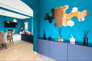 una sala de estar con una pared azul en VILLA EDEN Marrakech RESIDENCE APPLE GARDEN 2000m2, en Marrakech