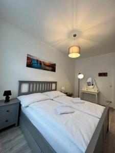 - un grand lit blanc dans une chambre avec une lampe dans l'établissement Gesamte Unterkunft für 4 Top 18, à Vienne