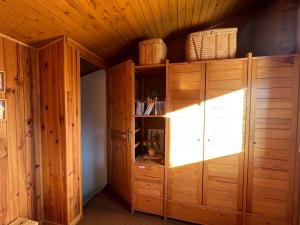 Habitación con estantería de libros y armario de madera. en Appartement Enchastrayes, 2 pièces, 6 personnes - FR-1-165A-132 en Enchastrayes