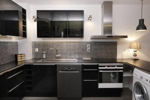 Η κουζίνα ή μικρή κουζίνα στο Appartement Paris by La Boîte En Plus