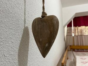 a wooden heart hanging on a wall at Appartement Enchastrayes, 2 pièces, 4 personnes - FR-1-165A-138 in Enchastrayes