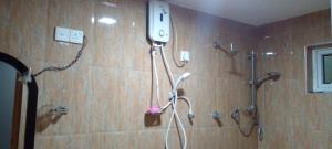 e bagno con doccia. di Ajith Rest a Weligama Altre 96 foto