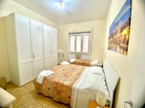 A bed or beds in a room at Palazzo Senesi