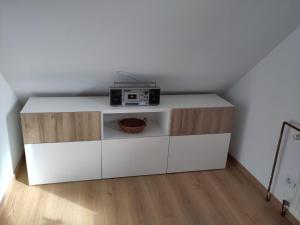 ein weißer Schrank mit einem Radio darüber in der Unterkunft Ferienwohnung Lärchennest 