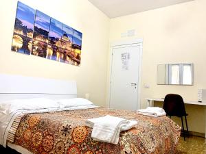 A bed or beds in a room at Palazzo Senesi