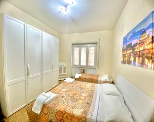 1 dormitorio con 1 cama y una pintura en la pared en Palazzo Senesi, en Roma