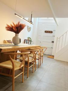 - une salle à manger avec une table et des chaises en bois dans l'établissement Bellecour Pavillon, à Lyon