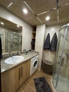a bathroom with a sink and a washing machine at apartamento la perla in Fuengirola