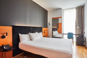 A bed or beds in a room at Silken Sant Gervasi