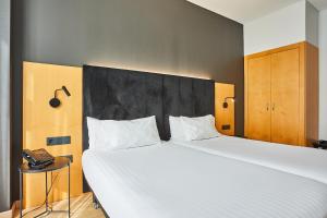 A bed or beds in a room at Silken Sant Gervasi