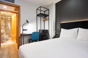 A bed or beds in a room at Silken Sant Gervasi