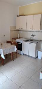 Kuchyň nebo kuchyňský kout v ubytování Apartment Garden (112-3)