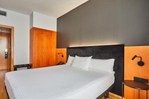 A bed or beds in a room at Silken Sant Gervasi