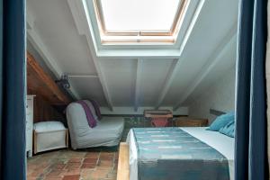 een slaapkamer met een bed en een dakraam bij Toit Terrasse centre historique in Ajaccio