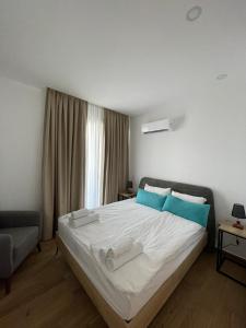una camera da letto con un letto con due paia di scarpe sopra di The Resort Country Club & Spa a Akanthou