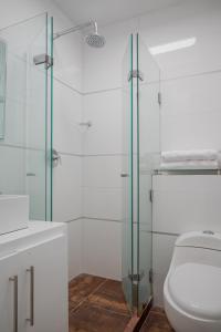 y baño con aseo y ducha acristalada. en MARAYA URBANA, en Pereira