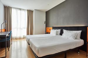 A bed or beds in a room at Silken Sant Gervasi