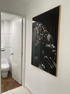una foto de una cabeza colgada en una pared en un baño en MARAYA URBANA, en Pereira