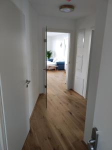 a hallway with a door open to a living room at Roksox-home Apartment gegenüber der Uno-City und Kaiserwasser in Vienna