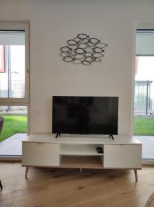 a living room with a flat screen tv on a white entertainment center at Roksox-home Apartment gegenüber der Uno-City und Kaiserwasser in Vienna