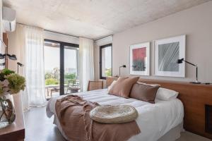 a bedroom with a large bed with a large window at Casa Tilo in José Ignacio