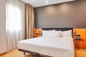 A bed or beds in a room at Silken Sant Gervasi
