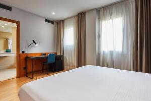 A bed or beds in a room at Silken Sant Gervasi