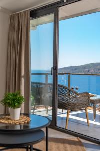 Habitación con balcón con vistas al océano. en Kaya Apartments Kalamar, en Kalkan