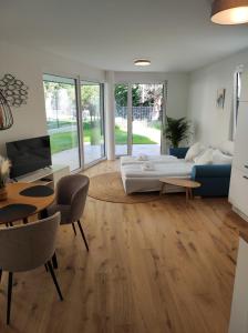 a living room with a couch and a table at Roksox-home Apartment gegenüber der Uno-City und Kaiserwasser in Vienna