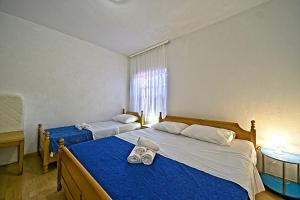 a bedroom with two beds and a window at Apartments Villa Marija in Podobuče