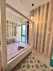 een slaapkamer met een bed en een groot raam bij Lily Fair ~ Cameron Highlands in Tanah Rata