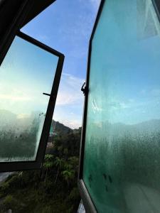 een uitzicht op de oceaan vanuit een raam van een bus bij Lily Fair ~ Cameron Highlands in Tanah Rata