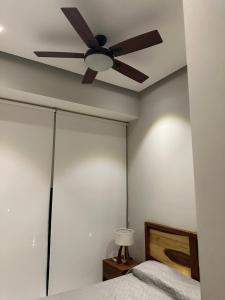 - un ventilateur de plafond dans une chambre avec un lit dans l'établissement Maritima, à Nuevo Vallarta