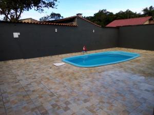 um grande trampolim azul num quintal em Casa com piscina em condomínio fechado em Peruíbe