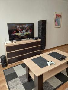 Televízia a/alebo spoločenská miestnosť v ubytovaní Apartament 59 , ranczoturystyka Bielawa Sudety + 31 fotografií