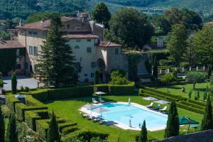 ein Grundstück mit einem großen Pool im Hof in der Unterkunft Villa Scorzi - Relais de Charme in Calci