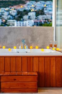 dos copas de vino sentadas en una bañera en Kaya Apartments Kalamar, en Kalkan