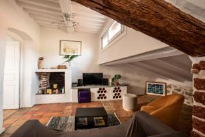 een woonkamer met een gewelfd plafond en een open haard bij Toit Terrasse centre historique in Ajaccio
