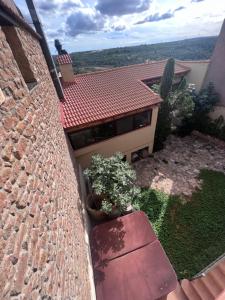 uma vista aérea de uma casa com uma parede de tijolos em La Garbinada Hotel em Grañena de las Garrigas