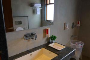 La salle de bains est pourvue d'un lavabo et d'un miroir. dans l'établissement Sa-Ba Manali Inn, Mall Road, à Manali