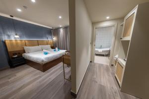 DOMS Boutique Living客房内的一张或多张床位