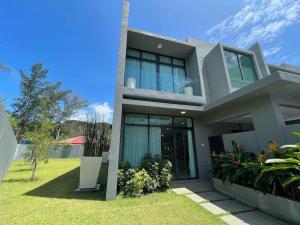 uma casa grande com um quintal verde em La Mer Luxury Private Pool Villa em Pantai Cenang