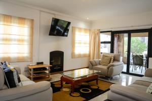 ein Wohnzimmer mit Sofas und einem Kamin in der Unterkunft 288 Majestic View - Vaal De Gràce Golf Estate - Loadshedding Friendly in Parys